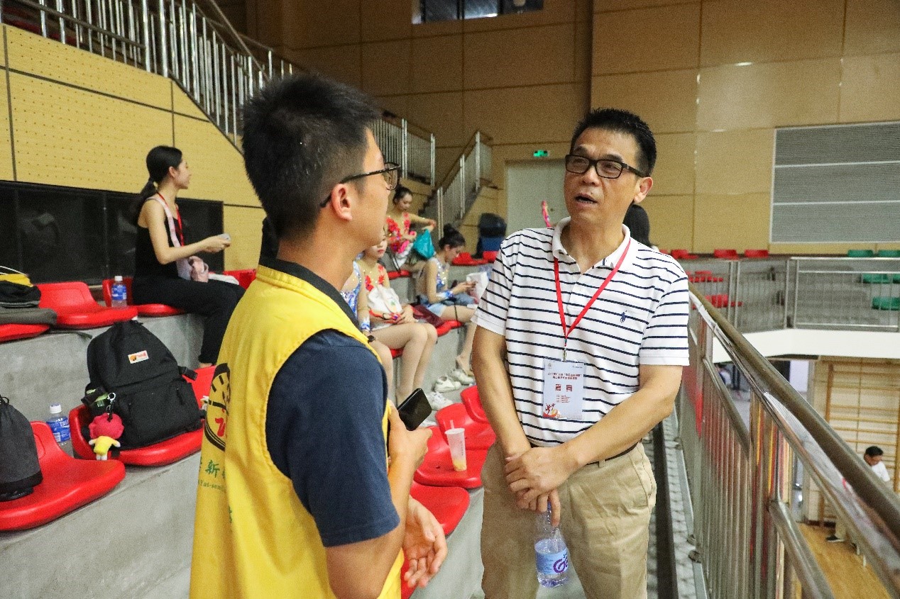 中大新华体育系主任接受学生记者采访艺术体操队的成员们带着相同的